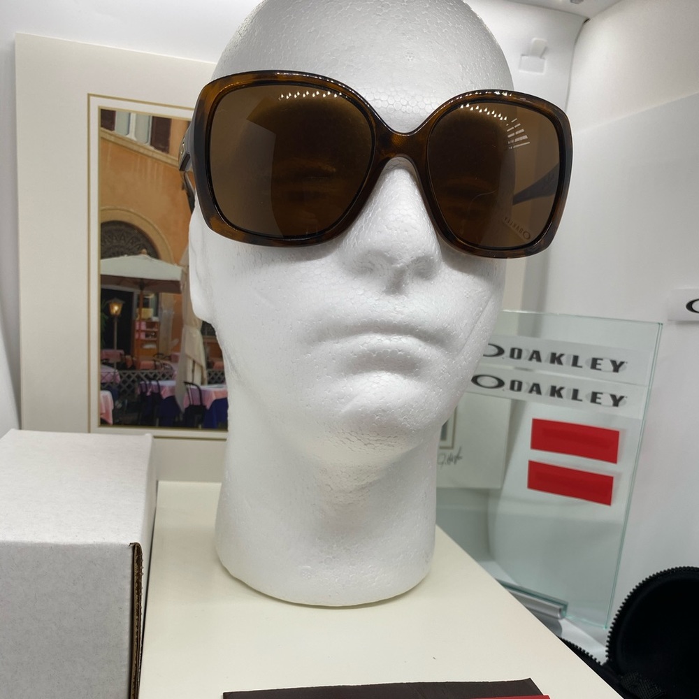 Oakley ladies Becon sunglasses pre owned